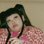 Naomi Watanabe Instagram - この度 @acnestudios のショーにご招待いただきまして パリに行きました！ acnestudiosのセットアップダメージスーツが可愛すぎるので、ヘアメイクもぶちかましたよ🎀 素晴らしいショーのあとに素敵なディナーにも招待していただきましたが、なおちゃんこ鍋ずっと動揺 英語とフランス語が行き交ってて 脳みそおパンク大先生！ 途中白目剥いてたけど1人で頑張った でもみんな優しくて 最高のショーとディナーを過ごせました！ hair&photographer @nerohair ネロさんと終わりに夜のパリで撮影会した！ けど、寒過ぎて2人とも震えてた 多分そのせいで私全部アヒル口になってるわ そしてお化粧はいつものように自前なんだけど、鼻毛剃り過ぎて上向いた時脳みそまで見えそうなくらい鼻の穴もぶちかましてたよ #acnestudios #parisfashionweek #七分丈レギンス