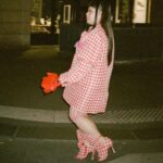 Naomi Watanabe Instagram - この度 @acnestudios のショーにご招待いただきまして パリに行きました！ acnestudiosのセットアップダメージスーツが可愛すぎるので、ヘアメイクもぶちかましたよ🎀 素晴らしいショーのあとに素敵なディナーにも招待していただきましたが、なおちゃんこ鍋ずっと動揺 英語とフランス語が行き交ってて 脳みそおパンク大先生！ 途中白目剥いてたけど1人で頑張った でもみんな優しくて 最高のショーとディナーを過ごせました！ hair&photographer @nerohair ネロさんと終わりに夜のパリで撮影会した！ けど、寒過ぎて2人とも震えてた 多分そのせいで私全部アヒル口になってるわ そしてお化粧はいつものように自前なんだけど、鼻毛剃り過ぎて上向いた時脳みそまで見えそうなくらい鼻の穴もぶちかましてたよ #acnestudios #parisfashionweek #七分丈レギンス