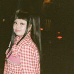 Naomi Watanabe Instagram - この度 @acnestudios のショーにご招待いただきまして パリに行きました！ acnestudiosのセットアップダメージスーツが可愛すぎるので、ヘアメイクもぶちかましたよ🎀 素晴らしいショーのあとに素敵なディナーにも招待していただきましたが、なおちゃんこ鍋ずっと動揺 英語とフランス語が行き交ってて 脳みそおパンク大先生！ 途中白目剥いてたけど1人で頑張った でもみんな優しくて 最高のショーとディナーを過ごせました！ hair&photographer @nerohair ネロさんと終わりに夜のパリで撮影会した！ けど、寒過ぎて2人とも震えてた 多分そのせいで私全部アヒル口になってるわ そしてお化粧はいつものように自前なんだけど、鼻毛剃り過ぎて上向いた時脳みそまで見えそうなくらい鼻の穴もぶちかましてたよ #acnestudios #parisfashionweek #七分丈レギンス