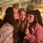 Naomi Watanabe Instagram - この度 @acnestudios のショーにご招待いただきまして パリに行きました！ acnestudiosのセットアップダメージスーツが可愛すぎるので、ヘアメイクもぶちかましたよ🎀 素晴らしいショーのあとに素敵なディナーにも招待していただきましたが、なおちゃんこ鍋ずっと動揺 英語とフランス語が行き交ってて 脳みそおパンク大先生！ 途中白目剥いてたけど1人で頑張った でもみんな優しくて 最高のショーとディナーを過ごせました！ hair&photographer @nerohair ネロさんと終わりに夜のパリで撮影会した！ けど、寒過ぎて2人とも震えてた 多分そのせいで私全部アヒル口になってるわ そしてお化粧はいつものように自前なんだけど、鼻毛剃り過ぎて上向いた時脳みそまで見えそうなくらい鼻の穴もぶちかましてたよ #acnestudios #parisfashionweek #七分丈レギンス