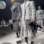 Naomi Watanabe Instagram - @thombrowne のショーへ 今回も壮大でエンタメぶちかまし系ファッションショーで大感動でした！ いつもトムブラウンのショー見たあと単独ライブやりたくなるんだよね！笑 もう色々感化され過ぎて まじでかっこいいし、あの空間にいれてる喜びも相まってずっと鳥肌！！ そして、最後の私がよくするよそ行きの表情なんなの もうなんか緊張で逆に苦笑い 素敵な夜でした🫶 hair @nerohair styling @cc_looo #thombrowne #NYFW