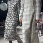 Naomi Watanabe Instagram - @thombrowne のショーへ 今回も壮大でエンタメぶちかまし系ファッションショーで大感動でした！ いつもトムブラウンのショー見たあと単独ライブやりたくなるんだよね！笑 もう色々感化され過ぎて まじでかっこいいし、あの空間にいれてる喜びも相まってずっと鳥肌！！ そして、最後の私がよくするよそ行きの表情なんなの もうなんか緊張で逆に苦笑い 素敵な夜でした🫶 hair @nerohair styling @cc_looo #thombrowne #NYFW