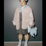 Naomi Watanabe Instagram - @thombrowne のショーへ 今回も壮大でエンタメぶちかまし系ファッションショーで大感動でした！ いつもトムブラウンのショー見たあと単独ライブやりたくなるんだよね！笑 もう色々感化され過ぎて まじでかっこいいし、あの空間にいれてる喜びも相まってずっと鳥肌！！ そして、最後の私がよくするよそ行きの表情なんなの もうなんか緊張で逆に苦笑い 素敵な夜でした🫶 hair @nerohair styling @cc_looo #thombrowne #NYFW