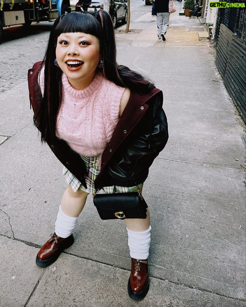 Naomi Watanabe Instagram - @coach ファッションショーへ！！ 30億年ぶりのルーズ ソックタッチないからずっと不安だった 歩いてるとミニスカどんどん上がっていっちゃって、最終的には中のスパッツ丸出して街歩いてた　うにょ ショーはとても可愛かった！！ long slouchy socks are our youth hair @nerohair styling @cc_looo #coach #NYFW