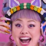 Naomi Watanabe Instagram - Play Is Your Superpower! I know it’s mine! Playing as a kid taught me how to express myself, how to be whoever I wanted to be. It built the confidence that took me from absorbing entertainment though my headphones in my bedroom, to being the one that gets to entertain people LIKE YOU today! Which is why I love @lego ‘s new campaign which encourages families around the world to reprioritize play. Because play builds superpowers that last a lifetime. What are yours? #LEGO #SuperpowerOfPlay #ad #LEGOPartner @legojapan_official 👗 @cc_looo 💇🏻‍♀️ @nerohair 💄 @ittts_sena 💅 @nailsbymei この度 @lego のグローバルキャンペーンに選ばれました🫶 レゴネイルでレゴと遊ぶの可愛い🎀 Play Is Your Superpower! 遊ぶことはスーパーパワー！ 私は子供の頃、遊ぶことによって自己表現を学び、なりたい人になることを学びました！ヘッドホンからエンタメを吸収し、みんなをエンターテインする自信をくれた🥹だからこの @lego の遊びを世界の家族みんなにおすすめする新しいキャンペーンが好き！！ヘッドホンも全部レゴで作っていただきました🫶遊ぶことは一生分のスーパーパワーをくれる。あなたのはどんなスーパーパワーにょ？？ #LEGO #SuperpowerOfPlay #LEGOPartner @legojapan_official 現場ではずっと英語で頭から湯気出てたけど、、、 こんなカタコトなのにグローバルキャンペーンに出演出来て嬉しいです！ みんなが、完璧じゃない英語でも直美のポジティブさや面白さが伝わってるからそのままでいてって言われて乗り越えたよ。 言語のお勉強はもちろん大事だけど、完璧になるまで何もしないより自分の思いをどんなレベルでも伝えて動いていくことも大事にしたいと思ってるよ！！小さい頃に遊びで身に付けた表現力がとにかく今いきてます！本当に言語ついてけないやばい時は顔芸だけで乗り切ってます。 ニューヨークのスタッフさん達も撮影中 あっ今顔芸に逃げた ってなっててうにょ 楽しかったです！