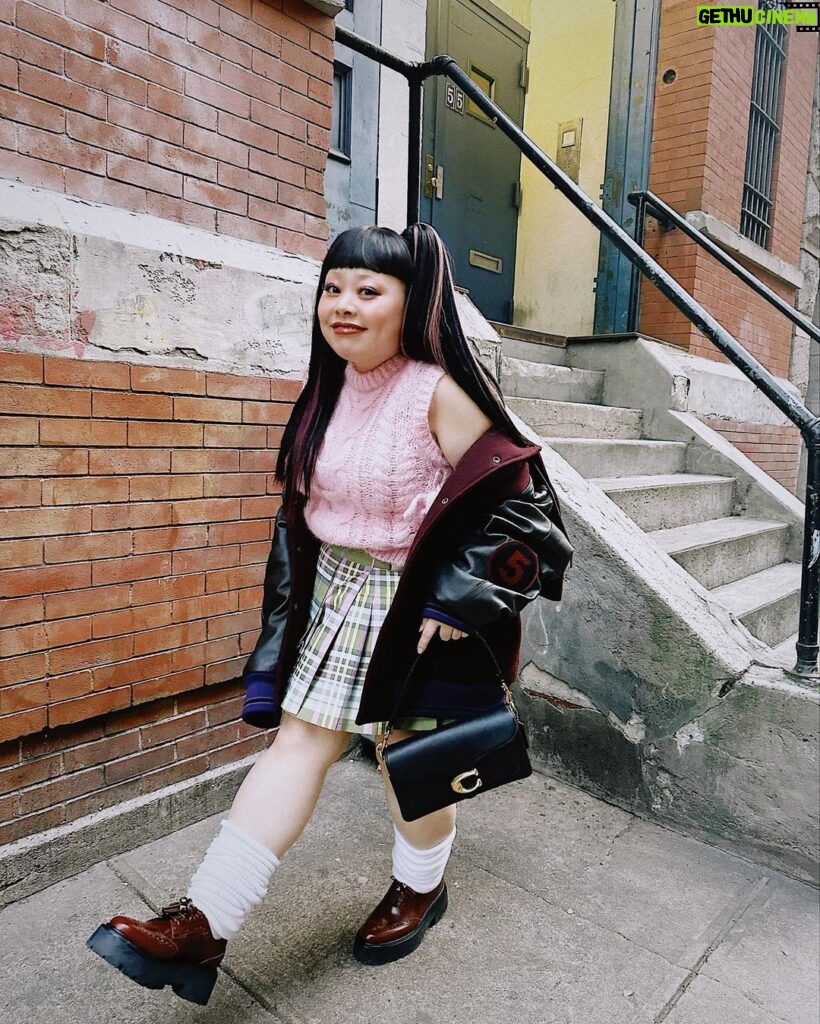 Naomi Watanabe Instagram - @coach ファッションショーへ！！ 30億年ぶりのルーズ ソックタッチないからずっと不安だった 歩いてるとミニスカどんどん上がっていっちゃって、最終的には中のスパッツ丸出して街歩いてた　うにょ ショーはとても可愛かった！！ long slouchy socks are our youth hair @nerohair styling @cc_looo #coach #NYFW