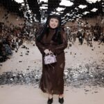Naomi Watanabe Instagram – @acnestudios のショーにご招待頂きまして、パリに行ってました！！🇫🇷

今回も素敵なショーでめっちゃ興奮して、
ずっと音楽に合わせて首動かしてた(きも)

素敵なドレスに激高ハイヒールで足首ぐにょぐにょにならずに頑張って歩いてたら、アクネスタッフの鬼陽キャエドワードが
「直美、カイリージェンナーとロザリアの所に行こう！」って私の手を引っ張り2人のところに連れてってくれてまさかのご挨拶しました。

初めましてー！って握手して丁寧に謙虚に挨拶してたら、エドワードが「直美はジャパニーズビヨンセなんだよ！わら」みたいな陽キャジョークかましてきてwwwみんなも「え？そうなん？」みたいになってww
根暗直美テンパって「NO!NO!ちょ、誰に何言ってんのよー」ってエドワードの肩叩きながら言ったら、なんかすごいウケてうにょほっこりみたいな空気流れたwww

カイリーは私がNO!NO!ってつっこんだ後にすごい笑ってたから、アメリカにもボケツッコミ文化あるんだ！って勉強になりました！
(どこで誰と学んでる😂)

そして仲里依紗ちゃんと再会！うちらの手の握り方意味不明すぎてそれに3分ぐらい爆笑した

ちゃんみなちゃんともそのあとのディナーで久々に再会してまじ爆笑しながらしわあせな時間を過ごしました！

結論
😀ギャル最強😀

#acnestudios Paris,France