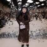 Naomi Watanabe Instagram - @acnestudios のショーにご招待頂きまして、パリに行ってました！！🇫🇷 今回も素敵なショーでめっちゃ興奮して、 ずっと音楽に合わせて首動かしてた(きも) 素敵なドレスに激高ハイヒールで足首ぐにょぐにょにならずに頑張って歩いてたら、アクネスタッフの鬼陽キャエドワードが 「直美、カイリージェンナーとロザリアの所に行こう！」って私の手を引っ張り2人のところに連れてってくれてまさかのご挨拶しました。 初めましてー！って握手して丁寧に謙虚に挨拶してたら、エドワードが「直美はジャパニーズビヨンセなんだよ！わら」みたいな陽キャジョークかましてきてwwwみんなも「え？そうなん？」みたいになってww 根暗直美テンパって「NO!NO!ちょ、誰に何言ってんのよー」ってエドワードの肩叩きながら言ったら、なんかすごいウケてうにょほっこりみたいな空気流れたwww カイリーは私がNO!NO!ってつっこんだ後にすごい笑ってたから、アメリカにもボケツッコミ文化あるんだ！って勉強になりました！ (どこで誰と学んでる😂) そして仲里依紗ちゃんと再会！うちらの手の握り方意味不明すぎてそれに3分ぐらい爆笑した ちゃんみなちゃんともそのあとのディナーで久々に再会してまじ爆笑しながらしわあせな時間を過ごしました！ 結論 😀ギャル最強😀 #acnestudios Paris,France