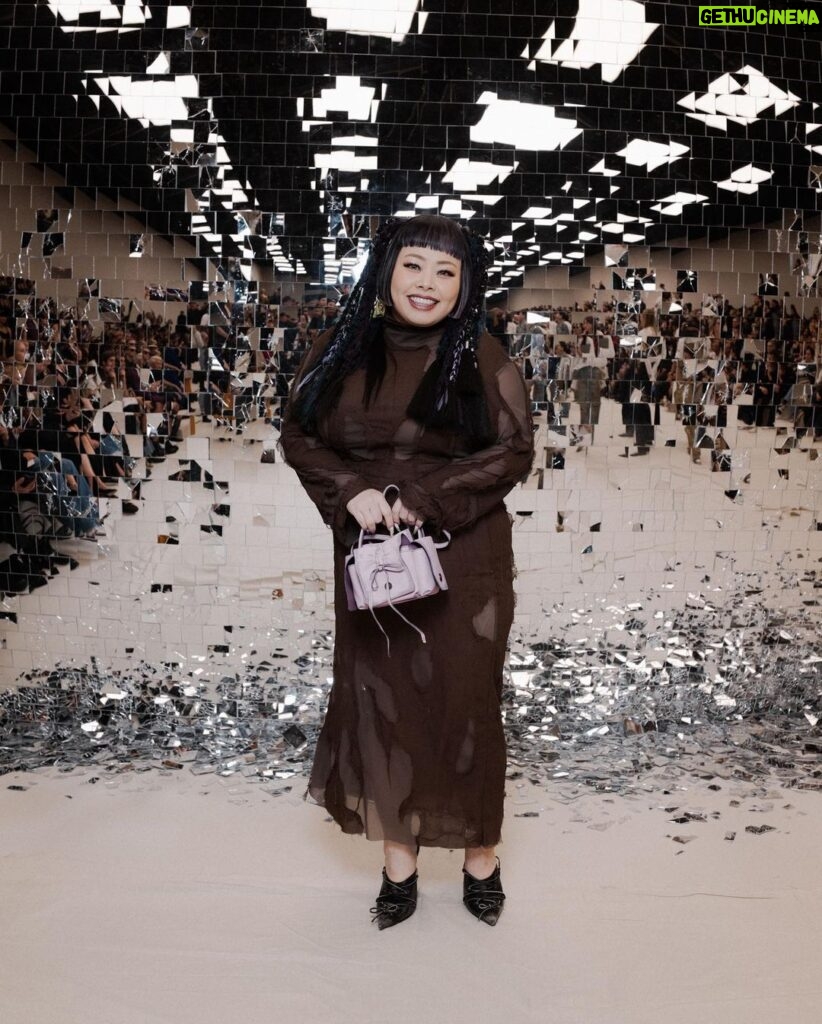 Naomi Watanabe Instagram - @acnestudios のショーにご招待頂きまして、パリに行ってました！！🇫🇷 今回も素敵なショーでめっちゃ興奮して、 ずっと音楽に合わせて首動かしてた(きも) 素敵なドレスに激高ハイヒールで足首ぐにょぐにょにならずに頑張って歩いてたら、アクネスタッフの鬼陽キャエドワードが 「直美、カイリージェンナーとロザリアの所に行こう！」って私の手を引っ張り2人のところに連れてってくれてまさかのご挨拶しました。 初めましてー！って握手して丁寧に謙虚に挨拶してたら、エドワードが「直美はジャパニーズビヨンセなんだよ！わら」みたいな陽キャジョークかましてきてwwwみんなも「え？そうなん？」みたいになってww 根暗直美テンパって「NO!NO!ちょ、誰に何言ってんのよー」ってエドワードの肩叩きながら言ったら、なんかすごいウケてうにょほっこりみたいな空気流れたwww カイリーは私がNO!NO!ってつっこんだ後にすごい笑ってたから、アメリカにもボケツッコミ文化あるんだ！って勉強になりました！ (どこで誰と学んでる😂) そして仲里依紗ちゃんと再会！うちらの手の握り方意味不明すぎてそれに3分ぐらい爆笑した ちゃんみなちゃんともそのあとのディナーで久々に再会してまじ爆笑しながらしわあせな時間を過ごしました！ 結論 😀ギャル最強😀 #acnestudios Paris,France