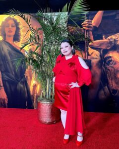Naomi Watanabe Instagram - Finally... met the living legends... Brad Pitt and Margot Robbie!! They're both so shiny and look like wax figures but I swear they're real😂 I interviewed the two but they were both so kind and friendly! I was so nervous - my mouth dried out and my front teeth kept sticking to my upper lip😂 It was an amazing time! Walked the red carpet for the film Babylon as well! Look at my nervous expression 😂 先月LAで…ついに…生きる伝説… ブラッドピットとマーゴットロビーにお会いました！お二人に、出演されてる映画バビロンのインタビューしたんだけど、緊張で口内砂漠。 上唇が何回も前歯に引っ付いちゃった 終始ぐにょぐにょだったけど、 お二人とも優しくて助かりました！ 時間なかったから私のカタコト赤ちゃん英語じゃなくて 秒で日本語でインタビューしたんだけど、 ブラピが急に、「君は確立した個性がすごいから大丈夫！」的なことを何も相談してないのに言われて笑ったにょ おめかしして、 映画バビロンのレッドカーペットも歩いたんだけど、ど緊張丸出しの顔で草 そして最後ネロさんなんか受賞してんのも草 夢のような時間でしたー！！！ またお二人に会えるように なおちゃんこ鍋頑張る！ hair @nerohair stylist @mikitiaizawa #蝋人形じゃないよ #バビロン Hollywood
