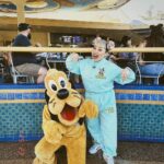 Naomi Watanabe Instagram - うにょ！ ディズニー100周年記念イベントに参加するために、カリフォルニアのディズニーランドにきたにょ！！！ プルート可愛すぎて最高🤍 そして私は全身ぶちあげLOVEディズニー お洋服は全て現地で調達するタイプ。、 このレトロなセットアップ可愛いくない？ 秒で決めて買った！ そしておめかしして、 100周年お祝いディナーに参加にょ！ ミッキーに会えてマジ緊張しちゃった 手の甲にキスされて動揺して走って逃げてもた 限界オタ この様子は「世界くらべてみたら」で放送されるにょ 久々にやばいテンションのロケだしせかくらうにょ みんな元気かな？ お楽しみに！ 明日もロケだからめちゃ写真撮るね To commemorate the 100th anniversary of The Walt Disney Company, I went to Disneyland in California Here's a shot of me running off from shyness when I met Mickey Mouse at dinner and he kissed my hand Congratulations - happy 100th! #最後は茨城のヤンキー Disneyland/Califonia Adventure