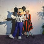 Naomi Watanabe Instagram - うにょ！ ディズニー100周年記念イベントに参加するために、カリフォルニアのディズニーランドにきたにょ！！！ プルート可愛すぎて最高🤍 そして私は全身ぶちあげLOVEディズニー お洋服は全て現地で調達するタイプ。、 このレトロなセットアップ可愛いくない？ 秒で決めて買った！ そしておめかしして、 100周年お祝いディナーに参加にょ！ ミッキーに会えてマジ緊張しちゃった 手の甲にキスされて動揺して走って逃げてもた 限界オタ この様子は「世界くらべてみたら」で放送されるにょ 久々にやばいテンションのロケだしせかくらうにょ みんな元気かな？ お楽しみに！ 明日もロケだからめちゃ写真撮るね To commemorate the 100th anniversary of The Walt Disney Company, I went to Disneyland in California Here's a shot of me running off from shyness when I met Mickey Mouse at dinner and he kissed my hand Congratulations - happy 100th! #最後は茨城のヤンキー Disneyland/Califonia Adventure
