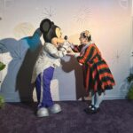 Naomi Watanabe Instagram - うにょ！ ディズニー100周年記念イベントに参加するために、カリフォルニアのディズニーランドにきたにょ！！！ プルート可愛すぎて最高🤍 そして私は全身ぶちあげLOVEディズニー お洋服は全て現地で調達するタイプ。、 このレトロなセットアップ可愛いくない？ 秒で決めて買った！ そしておめかしして、 100周年お祝いディナーに参加にょ！ ミッキーに会えてマジ緊張しちゃった 手の甲にキスされて動揺して走って逃げてもた 限界オタ この様子は「世界くらべてみたら」で放送されるにょ 久々にやばいテンションのロケだしせかくらうにょ みんな元気かな？ お楽しみに！ 明日もロケだからめちゃ写真撮るね To commemorate the 100th anniversary of The Walt Disney Company, I went to Disneyland in California Here's a shot of me running off from shyness when I met Mickey Mouse at dinner and he kissed my hand Congratulations - happy 100th! #最後は茨城のヤンキー Disneyland/Califonia Adventure