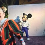 Naomi Watanabe Instagram - うにょ！ ディズニー100周年記念イベントに参加するために、カリフォルニアのディズニーランドにきたにょ！！！ プルート可愛すぎて最高🤍 そして私は全身ぶちあげLOVEディズニー お洋服は全て現地で調達するタイプ。、 このレトロなセットアップ可愛いくない？ 秒で決めて買った！ そしておめかしして、 100周年お祝いディナーに参加にょ！ ミッキーに会えてマジ緊張しちゃった 手の甲にキスされて動揺して走って逃げてもた 限界オタ この様子は「世界くらべてみたら」で放送されるにょ 久々にやばいテンションのロケだしせかくらうにょ みんな元気かな？ お楽しみに！ 明日もロケだからめちゃ写真撮るね To commemorate the 100th anniversary of The Walt Disney Company, I went to Disneyland in California Here's a shot of me running off from shyness when I met Mickey Mouse at dinner and he kissed my hand Congratulations - happy 100th! #最後は茨城のヤンキー Disneyland/Califonia Adventure