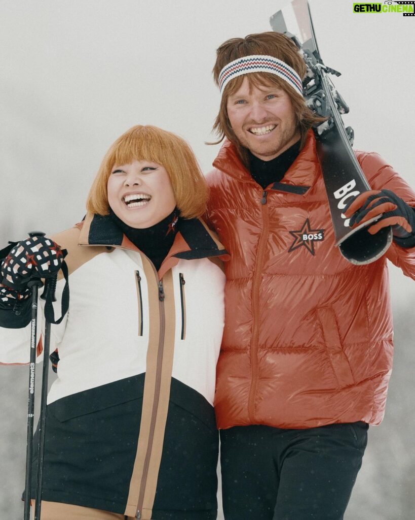 Naomi Watanabe Instagram - 初めてのアルプス山脈でスキー @boss 素敵な経験をありがとうございます！！ 色んな撮影をしたよ！BOSSアカウントから動画見れます！ 私だけ他の動画と毛色違ってコントしてて草にょ 初オーストリア、キッツビューエル！ 歴史あるアルペンスキーの世界大会が行われる都市だにょ！ 大会も間近で見たし、ここでスキー出来たのもマジ感動… ちなみに中3が私の初めてのスキー体験で、その時猛スピードで森に突っ込んで即終了したんだよね それ以来のスキー体験だったけど、今回はとっっっても楽しいスキーが出来ました！笑　恐れずに挑戦したら新しい扉が開いたにょ！次はスノボーにも挑戦したい 可愛いウェアでさらにテンションうにょ 素敵なパーティーとスキー大会表彰式ディナーは優しい仲間達のおかげで根暗なおちゃん元気に過ごせました みんな優しい First time skiing in the Alps Thank you @boss for a great experience! Kitzbuhel, Austria! I was honored to be able to ski at the legendary place where the Alpine Ski World Cup takes place! We took some amazing videos too so please check out @boss 's reel! It's a 70's ski love story... and check my baby-level skiing! lol It was the first time since 9th grade when I skiied for the first time and ran into the trees at full speed , but it was a suuuper fun time this time! lol I was able to open a new door as I challeneged myself, putting my fears aside, and it was especially fun with thew cute outfit💓 @boss #beyourownboss Kitzbühel, Tirol, Austria