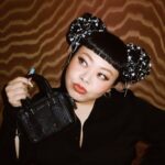 Naomi Watanabe Instagram - . @boss ファッションショーに行ってきました！！ 超ビッグでワクワクするランウェイを超えた未来的なセットとカッコいいBOSSを表現する素晴らしいショーだったんだけど、 至るところに伝説のAIソフィアがいて、 自由に話しかけて良いよって言われたから ニコニコのソフィアにウキウキで近寄ったら めっちゃ嫌な顔された 何もしてないのに秒で嫌われたんだけど！！ 将来AIに嫌われないように気を使う未来が来るのかな？笑 でも最後は機嫌なおして踊ってくれた。 ソフィア結構かまちょでうにょ (9個目の動画の最後ニッコニコで踊ってるよw) ちなみに2個目の動画の途中に出てくるパソコン仮装の人 ちゃんと仕事してる演出してんのうける 実際話してみるとめっちゃいい人なのもウケる 普段スーツとか着る機会ないけど むっちゃ似合うやんって思って 今後挑戦してみよ🫶 人が多過ぎて 全員とは写真撮れなかったんだけど、 いつものチームBOSS友とも会えたし 新しい友達も出来て根暗とっても嬉しいです笑 #BeYourOwnBOSS #BOSSMilanShow #ad #adv Milan, Italy