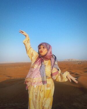 Naomi Watanabe Instagram - Dubai and Abū Dhabī Trip🐫
先日 @thelmaaoyama @alisaueno と
ドバイ&アブダビ旅行に行ったにょ！女子旅！

なぜかずっと爆笑で腹筋割れた
声も枯れたし砂漠の砂全部口に入った
ハイライトに色々あるから見てみて！

でも夕陽とモスクでは静かに感動してたよ
すごい綺麗だった！

動画もいっぱい撮ったから今度まとめてリールにあげるね！
たまにうちらが笑い過ぎて、人集まってきてる時もあったよ
なにか面白いこと起きたのかなって見に来てた

最後の写真は爆笑超え過ぎて逆に喜怒哀楽がわからない写真だよw
怒ってるように見えるし泣いてるようにも見えるよね

みんなにはどう見える？

I laughed way too much that in the last photo you can't tell what kind of emotion is being expressed  anymore lol
It sort of looks like I'm mad but it also looks like I'm crying  lol

What does it look like to you guys? 

#ドバイ
#アブダビ
#喜怒哀楽不明