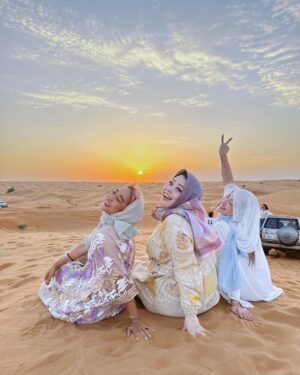 Naomi Watanabe Instagram - Dubai and Abū Dhabī Trip🐫
先日 @thelmaaoyama @alisaueno と
ドバイ&アブダビ旅行に行ったにょ！女子旅！

なぜかずっと爆笑で腹筋割れた
声も枯れたし砂漠の砂全部口に入った
ハイライトに色々あるから見てみて！

でも夕陽とモスクでは静かに感動してたよ
すごい綺麗だった！

動画もいっぱい撮ったから今度まとめてリールにあげるね！
たまにうちらが笑い過ぎて、人集まってきてる時もあったよ
なにか面白いこと起きたのかなって見に来てた

最後の写真は爆笑超え過ぎて逆に喜怒哀楽がわからない写真だよw
怒ってるように見えるし泣いてるようにも見えるよね

みんなにはどう見える？

I laughed way too much that in the last photo you can't tell what kind of emotion is being expressed  anymore lol
It sort of looks like I'm mad but it also looks like I'm crying  lol

What does it look like to you guys? 

#ドバイ
#アブダビ
#喜怒哀楽不明