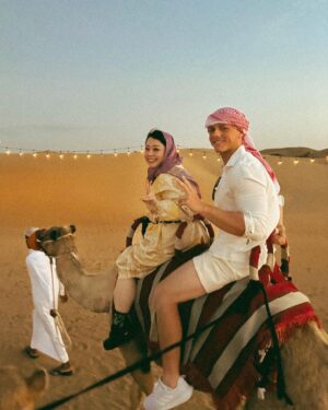Naomi Watanabe Instagram - Dubai and Abū Dhabī Trip🐫
先日 @thelmaaoyama @alisaueno と
ドバイ&アブダビ旅行に行ったにょ！女子旅！

なぜかずっと爆笑で腹筋割れた
声も枯れたし砂漠の砂全部口に入った
ハイライトに色々あるから見てみて！

でも夕陽とモスクでは静かに感動してたよ
すごい綺麗だった！

動画もいっぱい撮ったから今度まとめてリールにあげるね！
たまにうちらが笑い過ぎて、人集まってきてる時もあったよ
なにか面白いこと起きたのかなって見に来てた

最後の写真は爆笑超え過ぎて逆に喜怒哀楽がわからない写真だよw
怒ってるように見えるし泣いてるようにも見えるよね

みんなにはどう見える？

I laughed way too much that in the last photo you can't tell what kind of emotion is being expressed  anymore lol
It sort of looks like I'm mad but it also looks like I'm crying  lol

What does it look like to you guys? 

#ドバイ
#アブダビ
#喜怒哀楽不明