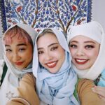 Naomi Watanabe Instagram - Dubai and Abū Dhabī Trip🐫 先日 @thelmaaoyama @alisaueno と ドバイ&アブダビ旅行に行ったにょ！女子旅！ なぜかずっと爆笑で腹筋割れた 声も枯れたし砂漠の砂全部口に入った ハイライトに色々あるから見てみて！ でも夕陽とモスクでは静かに感動してたよ すごい綺麗だった！ 動画もいっぱい撮ったから今度まとめてリールにあげるね！ たまにうちらが笑い過ぎて、人集まってきてる時もあったよ なにか面白いこと起きたのかなって見に来てた 最後の写真は爆笑超え過ぎて逆に喜怒哀楽がわからない写真だよw 怒ってるように見えるし泣いてるようにも見えるよね みんなにはどう見える？ I laughed way too much that in the last photo you can't tell what kind of emotion is being expressed anymore lol It sort of looks like I'm mad but it also looks like I'm crying lol What does it look like to you guys? #ドバイ #アブダビ #喜怒哀楽不明 Dubai UAE