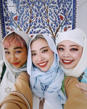 Naomi Watanabe Instagram - Dubai and Abū Dhabī Trip🐫
先日 @thelmaaoyama @alisaueno と
ドバイ&アブダビ旅行に行ったにょ！女子旅！

なぜかずっと爆笑で腹筋割れた
声も枯れたし砂漠の砂全部口に入った
ハイライトに色々あるから見てみて！

でも夕陽とモスクでは静かに感動してたよ
すごい綺麗だった！

動画もいっぱい撮ったから今度まとめてリールにあげるね！
たまにうちらが笑い過ぎて、人集まってきてる時もあったよ
なにか面白いこと起きたのかなって見に来てた

最後の写真は爆笑超え過ぎて逆に喜怒哀楽がわからない写真だよw
怒ってるように見えるし泣いてるようにも見えるよね

みんなにはどう見える？

I laughed way too much that in the last photo you can't tell what kind of emotion is being expressed  anymore lol
It sort of looks like I'm mad but it also looks like I'm crying  lol

What does it look like to you guys? 

#ドバイ
#アブダビ
#喜怒哀楽不明