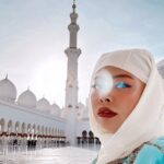 Naomi Watanabe Instagram - Dubai and Abū Dhabī Trip🐫 先日 @thelmaaoyama @alisaueno と ドバイ&アブダビ旅行に行ったにょ！女子旅！ なぜかずっと爆笑で腹筋割れた 声も枯れたし砂漠の砂全部口に入った ハイライトに色々あるから見てみて！ でも夕陽とモスクでは静かに感動してたよ すごい綺麗だった！ 動画もいっぱい撮ったから今度まとめてリールにあげるね！ たまにうちらが笑い過ぎて、人集まってきてる時もあったよ なにか面白いこと起きたのかなって見に来てた 最後の写真は爆笑超え過ぎて逆に喜怒哀楽がわからない写真だよw 怒ってるように見えるし泣いてるようにも見えるよね みんなにはどう見える？ I laughed way too much that in the last photo you can't tell what kind of emotion is being expressed anymore lol It sort of looks like I'm mad but it also looks like I'm crying lol What does it look like to you guys? #ドバイ #アブダビ #喜怒哀楽不明 Dubai UAE
