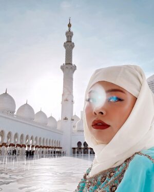 Naomi Watanabe Instagram - Dubai and Abū Dhabī Trip🐫
先日 @thelmaaoyama @alisaueno と
ドバイ&アブダビ旅行に行ったにょ！女子旅！

なぜかずっと爆笑で腹筋割れた
声も枯れたし砂漠の砂全部口に入った
ハイライトに色々あるから見てみて！

でも夕陽とモスクでは静かに感動してたよ
すごい綺麗だった！

動画もいっぱい撮ったから今度まとめてリールにあげるね！
たまにうちらが笑い過ぎて、人集まってきてる時もあったよ
なにか面白いこと起きたのかなって見に来てた

最後の写真は爆笑超え過ぎて逆に喜怒哀楽がわからない写真だよw
怒ってるように見えるし泣いてるようにも見えるよね

みんなにはどう見える？

I laughed way too much that in the last photo you can't tell what kind of emotion is being expressed  anymore lol
It sort of looks like I'm mad but it also looks like I'm crying  lol

What does it look like to you guys? 

#ドバイ
#アブダビ
#喜怒哀楽不明