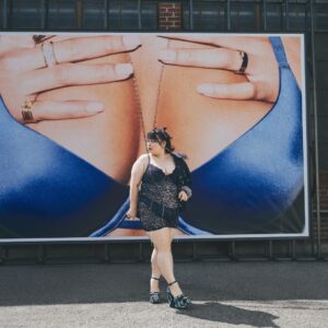 Naomi Watanabe Instagram - My dream finally came true!!
昨年、大大好きなリアーナ @badgalriri の下着ブランド @savagexfenty のモデルになれた事が本当に嬉しかった！
夢は叶うにょ…😭

フェンティの下着買ったよ！ってインスタライブで購入品紹介を家でひっそりやってたのに、その数ヶ月後まさかのモデルをさせて頂けるとは…😭

一つ一つ夢が叶っていって嬉しいです！

この時、英語だけの現場に慣れたくて1人でLAの現場に入ったにょ！！震えながら行ったw
英語だらけで脳みそ溶けるかと思ったけどw
みんな優しくて、思い出に残る素敵な撮影でした🙏

@hairbyyuichi さんがヘアしてくれて、
日本語喋れる方いた！って喜んじゃったのは秘密😂
メイクは @alexandraafrench 

ちなみに写真だけじゃなくて動画撮影もしたんだけど、
現場のみんなが凄い笑ってくれて、
手応えバリ感じてウキウキでニューヨーク戻ったんだけど、いまだに一つも公開されてません😂😂😂

お蔵入りwww
うにょwww
まだ編集中かな？www
他の人の映像は全て出てたんだけどもwww

写真だけ去年の9月に出てるのでぜひ他の写真も見てみてw

アメリカでのお仕事の雰囲気がいまだにつかめてませんw
毎日が勉強ですなw
また今月からアメリカでのお仕事が再スタートしますが、頑張ります🥹

今年のリアーナのスーパーボウルのハーフタイムショーが楽しみすぎるにょ…

長文過ぎてブログ？w