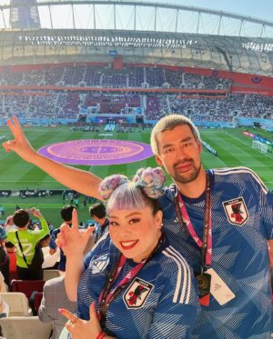 Naomi Watanabe Instagram - 日本vsドイツ カタールワールドカップに弾丸で試合観に行きました！
ミュージカル終わって即飛行機乗ったにょw

初めてのサッカー生観戦が歴史的な試合でまじぶち上がりました⚽️🔥
にわか中のにわかがこんな所にいていいのかしらって最初は緊張してたけど、途中から周りのドイツサポーター無視で喜びMAXだったにょw叫び過ぎて喉ぶっ壊れたにょw
もう歌わないから叫びまくったw

ユニフォーム着て街歩いてたら
サウジアラビアサポーターが
「日本ぶちかませよ！頼むぞ！」とか
ドイツサポーターが
「幸運を祈るよ！まあ負けないけどw」
とか楽しいコミュニケーションが取れて楽しかったw

会場では日本人サポーターもたっっくさんいて、まじで一丸になって歌唄ってめちゃ応援した！！！もちろんないろんな国の方が日本を応援しててさ、
チームっていいよなって泣きそうになった😭😭

今夜はコスタリカ戦！！
みんなでぶち上がってこ⚽️🇯🇵🇯🇵🇯🇵🇯🇵

ちなみに、ネロさんは大のサッカー好きで、横でずっとぶつぶつ喋ってたw
「今のオフサイドだろ！！💢」って100回叫んでたw楽しそうでよかったにょw

#推しは三笘