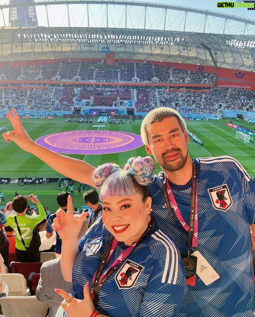 Naomi Watanabe Instagram - 日本vsドイツ カタールワールドカップに弾丸で試合観に行きました！ ミュージカル終わって即飛行機乗ったにょw 初めてのサッカー生観戦が歴史的な試合でまじぶち上がりました⚽🔥 にわか中のにわかがこんな所にいていいのかしらって最初は緊張してたけど、途中から周りのドイツサポーター無視で喜びMAXだったにょw叫び過ぎて喉ぶっ壊れたにょw もう歌わないから叫びまくったw ユニフォーム着て街歩いてたら サウジアラビアサポーターが 「日本ぶちかませよ！頼むぞ！」とか ドイツサポーターが 「幸運を祈るよ！まあ負けないけどw」 とか楽しいコミュニケーションが取れて楽しかったw 会場では日本人サポーターもたっっくさんいて、まじで一丸になって歌唄ってめちゃ応援した！！！もちろんないろんな国の方が日本を応援しててさ、 チームっていいよなって泣きそうになった😭😭 今夜はコスタリカ戦！！ みんなでぶち上がってこ⚽🇯🇵🇯🇵🇯🇵🇯🇵 ちなみに、ネロさんは大のサッカー好きで、横でずっとぶつぶつ喋ってたw 「今のオフサイドだろ！！💢」って100回叫んでたw楽しそうでよかったにょw #推しは三笘