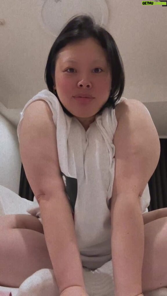 Naomi Watanabe Instagram - 35年生きてきて初めて知った 左右の腕の太さの違い こんなに違うことある？ 昨日のライブアーカイブです！！ みてくださった方は どのシーンがお気に入りかぜひコメントしてください 私のお気に入りは 首のイボを取った跡をみんなからキスマですか？って言われて取ったイボの跡だよ！って言ったらコメントで「イボマ」って流れてきたところかな それ配信後に思い出して1人で笑ったにょ