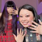 Naomi Watanabe Instagram - New nails💅 @nailsbymei All are hand-painted🥹❤️‍🔥 This nail art is my favorite @littlethunder art piece ❤️‍🔥 I love her🥰 新しいネイルデザインは私が大好きな @littlethunder ちゅわんのアートだよ😍🌸 4年前に台湾のカフェで彼女の作品集が飾ってあって、かわいい！って言ったらイケメン店員さんが、直美にあげる！って言ってくれたのが出会いだよ🤩 彼とも運命的な出会いやん！とか感じたけど私だけだったみたい😂 そこから彼女をずっと追いかけてたんだけど、今年 @casetify とデバイスカバーコラボしてるの発見して秒で全種類買ったんだ😂(案件じゃないよw) で、そのデザインをネイルにしました💓🌸 本人にも許可を取りましたにょ🥹🌸 愛してる @littlethunder 🥹❤️‍🔥 彼女が描いた鏡に映った猫娘のパロディーをメイさんとやったけど、ツッコミどころ満載で草 世界中どこに出会いが転がってるか分からないから まじ人生って最高やで‼︎ 改めてめいさんの手描きネイルセンスエグい😂❤️‍🔥 ありがとうございます！ 皆様の感想お待ちしております🐰