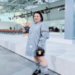 Naomi Watanabe Instagram - 大好きな @thombrowne のショーにご招待いただきました🥰🌸 お洋服全部可愛かった‼︎ いつもショーのエンタメ力が凄すぎて鳥肌&勉強になる‼︎ 最後の口パクショーまじやりたすぎて身体が疼いてたよw 皆様にもショーの一部をお裾分けするね😉 あとこういうゴリゴリの社交場での 自分のおすまし顔まじ謎すぎて草 どんな感情？w 全身 @thombrowne です🧸 styling @cc_looo hair @nerohair @remilamande @bfa @hellmannsam #thombrowne #thombrownefw22 New York City, N.Y.