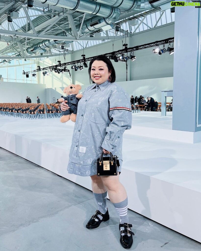 Naomi Watanabe Instagram - 大好きな @thombrowne のショーにご招待いただきました🥰🌸 お洋服全部可愛かった‼︎ いつもショーのエンタメ力が凄すぎて鳥肌&勉強になる‼︎ 最後の口パクショーまじやりたすぎて身体が疼いてたよw 皆様にもショーの一部をお裾分けするね😉 あとこういうゴリゴリの社交場での 自分のおすまし顔まじ謎すぎて草 どんな感情？w 全身 @thombrowne です🧸 styling @cc_looo hair @nerohair @remilamande @bfa @hellmannsam #thombrowne #thombrownefw22 New York City, N.Y.
