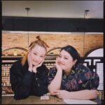 Naomi Watanabe Instagram - 4月20日はマリファナday(?)的なアメリカのカルチャー(?)的なので、街中みんながプカプカ吸ってる中、私たちはでっかい派手ビビンパを吸い込んでたよ モデルの @warukatta ちゃん 前にドバイの撮影で一緒になって、英語でアタフタする私を色々助けてくれたんや！優しいありがたや ニューヨークに住んでるにょって事でご飯いったにょ オーストラリア出身でニューヨークに来て5年の先輩にょ 何ヵ国語も喋れる天才で、どうやって覚えたか聞いたけどシンプルな天才だったので参考にはならなかった 凡人、地道に頑張ります 夜、歩いて帰ったけど 公園に100人くらいが円になって盛り上がってたから、なんだろう？ライブかな？って見に行ったらただマリファナ吸ってるだけだった 走って帰った 色んな国に色んなカルチャーがありますな New York City, N.Y.