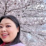 Naomi Watanabe Instagram - 初ワシントンD.C.🫶 全米桜祭りに行きました🌸 綺麗な満開大先生でした🥺🌸 友好の証に、日本からワシントンD.C.へ桜が寄贈されてから、今年で110年目らしいです🥰🌸 すっごい迫力の桜にちょっとウル🥲 でもぶっちゃけ、桜さんとの自撮りとてもむずいw どうしてもアングルが下からになるし、猫っ毛が顔にかかるから、なんか泣いたw そして1番泣いたのは、一緒に行った友達の お喋りモンスター、スーシーが ワシントンD.C.行くまでの移動時間もずっと喋ってたこと😂 私が音楽聞くね☺️ってイヤフォンしても喋ってた😂聞いてほしいわけではないのかな？wまじで意味がわからない😂 スーシーが喋るたびに、 さくらが早く散ってるような気がした😂😂 どれくらいお喋りかは、ストーリーアーカイブをご覧ください😅 私の友達は昔、マシンガントークに耐えられなくて、スーシーの口を直接手で押さえたらしいよ😂それでも喋ってたらしい😂 でも、そんなスーシーが大好きなんだ😍🌸 一緒に桜見れて嬉しいよ🥹 美味しいカニ食べてたら時間がなくなっちゃって、行きたい博物館が全部閉まっちゃった…🫠次は泊まりがけで、全ての博物館制覇します☺️ まじ、D.C.最高😍😍 もちろん、最後の写真はTinder行きだよ😊クソ盛れたからね😊一枚目にしよ😊 みんなは何枚めが好き？w (毎回聞くのなに？w) It was my first time in Washington D.C. I went to the Sakura Matsuri🌸 It was beautiful and in absolute full bloom🥺🌸 I heard that it’s been 110 years this year since Japan donated the cherry blossom trees to D.C. as a sign of friendship🥰🌸 Teared up a bit, seeing the impressive cherry blossoms🥲 It’s so hard taking selfies with them though – you have to shoot from the bottom up and because I have really soft hair, it gets in my face. It was so difficult – I think I cried a little lol And I cried the most because my friend that I went with, Sushi, is such a chatter machine and he talked his ass off the whole time while traveling to D.C.😂 I told him I was going to listen to some music and wore earphones but he still talked 😂 He doesn’t even need me to listen lol I don’t get it😂 Every time Sushi talked, it felt like the cherry blossom petals were quickly falling off 😂😂 My friend told me that she couldn’t deal with his talkativeness anymore so she just went in and put her hand over his mouth to physically shut him up😂He still continued to talk, obviously😂 I still love Sushi though😍🌸 I was still happy to be able to see the cherry blossoms together🥹 We took too long devouring the delicious crabs and we couldn’t make it to the museum we wanted to go to… I’m going to stay the night next time and go to all the museums that I wanted to go to ☺️ D.C. was amazing foreal😍😍 Of course, the last photo will be used as my Tinder profile😊I look good right😊It’s going to be my first pic on my profile😊 Which photo do y’all like the best? Lol