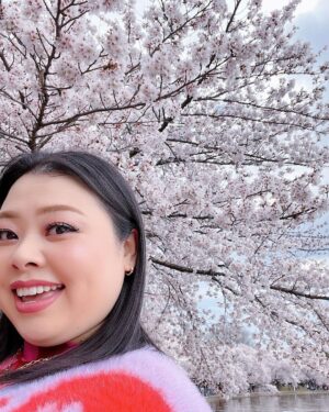 Naomi Watanabe Instagram - 初ワシントンD.C.🫶
全米桜祭りに行きました🌸
綺麗な満開大先生でした🥺🌸

友好の証に、日本からワシントンD.C.へ桜が寄贈されてから、今年で110年目らしいです🥰🌸
すっごい迫力の桜にちょっとウル🥲

でもぶっちゃけ、桜さんとの自撮りとてもむずいw どうしてもアングルが下からになるし、猫っ毛が顔にかかるから、なんか泣いたw

そして1番泣いたのは、一緒に行った友達の
お喋りモンスター、スーシーが
ワシントンD.C.行くまでの移動時間もずっと喋ってたこと😂
私が音楽聞くね☺️ってイヤフォンしても喋ってた😂聞いてほしいわけではないのかな？wまじで意味がわからない😂

スーシーが喋るたびに、
さくらが早く散ってるような気がした😂😂
どれくらいお喋りかは、ストーリーアーカイブをご覧ください😅

私の友達は昔、マシンガントークに耐えられなくて、スーシーの口を直接手で押さえたらしいよ😂それでも喋ってたらしい😂

でも、そんなスーシーが大好きなんだ😍🌸
一緒に桜見れて嬉しいよ🥹

美味しいカニ食べてたら時間がなくなっちゃって、行きたい博物館が全部閉まっちゃった…🫠次は泊まりがけで、全ての博物館制覇します☺️

まじ、D.C.最高😍😍

もちろん、最後の写真はTinder行きだよ😊クソ盛れたからね😊一枚目にしよ😊

みんなは何枚めが好き？w
(毎回聞くのなに？w)

It was my first time in Washington D.C.
I went to the Sakura Matsuri🌸
It was beautiful and in absolute full bloom🥺🌸

I heard that it’s been 110 years this year since Japan donated the cherry blossom trees to D.C. as a sign of friendship🥰🌸
Teared up a bit, seeing the impressive cherry blossoms🥲

It’s so hard taking selfies with them though – you have to shoot from the bottom up and because I have really soft hair, it gets in my face. It was so difficult – I think I cried a little lol

And I cried the most because my friend that I went with, Sushi, is such a chatter machine and he talked his ass off the whole time while traveling to D.C.😂 I told him I was going to listen to some music and wore earphones but he still talked 😂 He doesn’t even need me to listen lol I don’t get it😂

Every time Sushi talked, it felt like the cherry blossom petals were quickly falling off
😂😂 My friend told me that she couldn’t deal with his talkativeness anymore so she just went in and put her hand over his mouth to physically shut him up😂He still continued to talk, obviously😂

I still love Sushi though😍🌸
I was still happy to be able to see the cherry blossoms together🥹

We took too long devouring the delicious crabs and we couldn’t make it to the museum we wanted to go to… I’m going to stay the night next time and go to all the museums that I wanted to go to ☺️
D.C. was amazing foreal😍😍

Of course, the last photo will be used as my Tinder profile😊I look good right😊It’s going to be my first pic on my profile😊
Which photo do y’all like the best? Lol