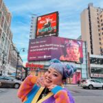 Naomi Watanabe Instagram - I can't speak English... but I started a podcast here😂 I speak all in English! It's a brand new program where I learn English and American culture through you guys - by talking on the phone with my fans unscripted🥰 Love me and raise me like a Tamagotchi😂If there's something you want to tell me or teach me, go to the link in my bio🥰 For me to become a star in the States, I need you😂 Episode #1 is live🙏 Please search #NAOMITAKESAMERICA on Spotify and take a listen💗 You know, my English (at my level) is full of originality😂😂 This is part of my history though! I started this podcast because more than being embarassed, I want to speak to my fans worldwide and communicate in my own voice 🥰💓So please come join me💚💚💚 Here's a huge billboard shot with the dream team🤩I'm about to cry😂😭Thanks to: Photographer @jirokonami Stylist @cc_looo Hair @nerohair Make-up @watanabenaomi703 me😂 The show is created with the amazing @vice team😎💓 この度、英語喋れないのにアメリカでポッドキャストの新番組始まりました😂😂 ニューヨークの街にバカでかい広告出た😂どうしよう😂 この番組は、アメリカのカルチャーや歴史、英語などをアメリカにいるファンのみんなに電話で教えてもらいながらトークする、台本一切なしの番組です😉✨全部英語です😂😂 たまごっちのようにファンが私を育てるんだにょ😂みんなで直美を世界一のスターにしよ😂(他人事w) 言語だけじゃなく、何か物事を始めた人に、今完璧に出来てないことは恥ずかしいことじゃない！その成長過程を一つの娯楽、自分の歴史の1ページとして楽しむのもいいじゃない😉ってな思いと、私は変な英語喋ってでも、世界中のファンと交流したい、自分の声でみんなに思いを伝えたいと思って始めました🤩🙏 出来ないから完璧になるまで…と待つのではなく、出来るところから挑戦するのが好きなんだにょ🥰 にしても、デカい壁作ってしまったにょ😂英語喋れないのを逆に個性にした💪 ここからネイティブになれるように頑張る😎もちろんクソ面白い番組を目指します❤️‍🔥 もう英語理解してる人は聞いててストレスになるかもだけど温かい耳で聞いてほしい🥰 #NAOMITAKESAMERICA という番組です😎今一エピソード公開されてます☺️💗　@spotify にて日本でも聴けます🦐番組に参加したい方は、プロフィールにあるリンクから応募してください💘 大好きな仲間と作った作品がこんな大きくNYCにデカく出てるのはまじで嬉しい🥺💗ありがとうございます！ フォトグラファー　@jirokonami スタイリスト　@cc_looo ヘア　@nerohair メイク　@watanabenaomi703 自分w そして番組を一緒に作ってくれてるのは @vice チームです😉💓 一歩一歩、アメリカで頑張ります🤩💓 うにょ👺 New York City, N.Y.