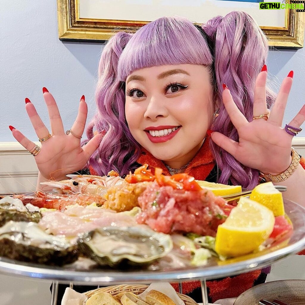 Naomi Watanabe Instagram - 数年ぶりのミラノ🤩 また行きたいと思ってた レストラン、小物屋さん、セレクトショップに仕事の合間に行けたにょ😭✨ 全員 「おめぇ、数年前も来たよな？元気だったか？」って覚えてくれてた😂 派手だから忘れたくても忘れられないか😂 海外でも日本でも、地元の人が行くようなお店に行くのが好きなんだ🥺 こんな派手な人がレストランに入ったら、店内にいる地元のお客さん全員の会話が止まり私たちを見てアタフタするんだけどw 食事を終えたお客さんたちが順番に 私達の席に来て、 「あんたまじ太陽、くそオリジナルで草なんだけど、どこ出身？」 「日本だよ！」 「に、に、日本人なの？」 って動揺しながらも、 「ミラノ楽しんでね！ここのレストラン最高だから😉グッドチョイス✨」 って笑顔で帰っていくにょ😂😂 可愛い🥰 なんか日本人のイメージと違ったみたいにょ😂日本でも浮いてるから仕方ない😂 最初はびっくりしてるけど、いっぱい話しかけてくれて、おすすめメニュー教えてくれたりして🥺みんな優しくてまじ愛に溢れたミラノ旅でした🥰💓 食に言語は関係ないにゃ🥰 ちなみに何枚目の写真が謎で、何枚目の写真が好き？w わからない写真は質問してください！ お返事で説明しますw (聞かれないと答えないシステムw) Milan, Italy