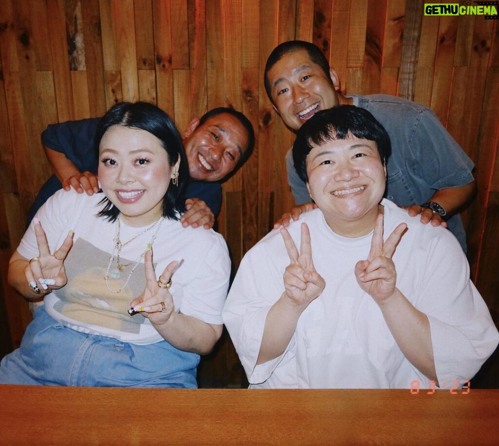Naomi Watanabe Instagram - 東京うにょナイト🫶 With my respected Japanese senpai comedians 🫶 守護霊が可視化された世界みたいな写真で笑う 明らかに前後で時空違うよね？ 大悟さんが優しさで 「女の子が前に座りー」 って言ってくれたけど 遠近法で小顔に見られたい人みたいになっててそれも爆笑したにょ 顔ちっっっっちゃ！ みなさんお忙しいのにお会いできて嬉しかったです！！！ 元気もらったー！！ #地味に春菜さんと私のダブルピースもうにょ