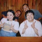 Naomi Watanabe Instagram - 東京うにょナイト🫶 With my respected Japanese senpai comedians 🫶 守護霊が可視化された世界みたいな写真で笑う 明らかに前後で時空違うよね？ 大悟さんが優しさで 「女の子が前に座りー」 って言ってくれたけど 遠近法で小顔に見られたい人みたいになっててそれも爆笑したにょ 顔ちっっっっちゃ！ みなさんお忙しいのにお会いできて嬉しかったです！！！ 元気もらったー！！ #地味に春菜さんと私のダブルピースもうにょ