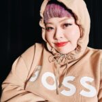 Naomi Watanabe Instagram - A new kind of @boss @boss のパーカー撮影したにょ☺️ 強さだけじゃない、お茶目なBOSSでありたい🤪を表現してみたよ😂 「自分自身のBOSSになっていこう」 というメッセージ。 人生においての色んな選択はもちろん、自分にとっての絶対的BOSSは自分！なんだけど、 さらに個人的には、私がまだ経験していない事を経験している人みんなも、私のBOSSだ！とも思っています☺️年齢関係なくお互いの経験を共有し、どんな時もリスペクトを忘れず、色んな事にチャレンジしていける人でありたいです🥰 もしみんなが私のBOSSだったら 何を教えてくれますか？😏 私がみんなのBOSSだったら… 出発当日でも出来る急速パッキング方法を教えるよ！ しょうもないBOSS😂前日にやれw Did a shoot wearing a @boss hoodie☺️ Tried to be "a boss" that's not just strong but charming☺️ and funny😂 "Be your own BOSS." Your boss is yourself when making decisions in life. I also personally think the people who have experienced things I've yet to are all my BOSSes!☺️ I want to be able to share experiences with people of all ages. I also want to be a person who doesn't forget to respect and keeps challenging myself with different things🥰 What would you teach me if you were my BOSS?😏 If I were your boss, I'd teach you how to pack super fast, on your travel day😉 What a BOSS I am right😂It's like...just do it the day before😂 #BeYourOwnBOSS #ad