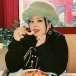 Naomi Watanabe Instagram - 連日家に篭って仕事してたから今日はお外でご飯食べたにょ🥰 あたたかいエコファーハットを買ったから、これでニューヨークの激寒な冬乗り越えられる！ってウキウキで外出たら、今日は気温が温かくて、5秒で全頭汗ビチョ。 モザイクかけておきました。 被ってても暑いし… 取ったら閲覧注意だし… 暑すぎて目キマっちゃってるし… 灼熱耐久地獄ランチでした。 エビ食ってパワー貰ったので あと少しだけ編集頑張る🤗 来週からバッタバタになるにょ🥺 それまでには終わらさなければ…😂 (日記？w) また、今年一発目の生配信をやる予定なんですが、詳しい日時が決まったらお知らせします☺️ 皆さま、素敵な一日を🤩✨ Soho Soho