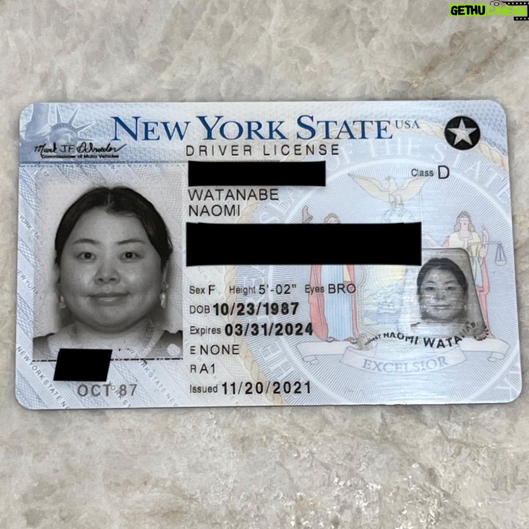 Naomi Watanabe - 634.7K Likes - 皆さまお元気?😎
私はめっちゃ元気にやってます🤩
ちょっとこの数週間バタバタで
あまり更新出来なくてすみません💦
実はこの度わたくしついに、
アメリカの運転免許をGETしました🤩
テストめっちゃ緊張したけど、無事一発で合格しました😂👍
ただ、届いた免許写真がなんとも言えない感じで絶望😂😂😂
初日はペーパーテスト受けるだけだと思ってたらさ、なんか入ってすぐみんな写真撮ってて😂
まあ、受付資料用の写真で本番用はまた後日撮るんだよね?と思って何も考えずに撮ったらしっかり使われてたw
どんな表情でどんな髪型なの?w
感情無い眼差しで草
全ての質感が令和とは思えない😶🌫️
もっとキメキメな表情をやりたかったのにw
これからニューヨークで免許取る方
受かってからじゃなくて、応募する日に写真撮られますので、素敵な表情を😂👍
ちなみに、超笑顔でもいいらしいし
今はわからないけど、後日写真も撮り直し可能なんだって😂でも私はこのまま2024まで行きたいと思います😂❤️
*ちなみに最後の写真は借りた車で、練習する前の駐車場でエンジンもかかってない時に撮った写真だよ😎(当たり前w)
ずっと更新待っててくれたみんなありがとう🤩🙇♀️DMでも沢山心配の声いただいですみません😅
私は元気にバタバタ動いてます👍
ストーリーズも更新していきますね🐟
残りの2021年をぶちかましましょう😎