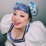 Naomi Watanabe Instagram - 映画ゴーストバスターズ　アフターライフのNYプレミアでレッドカーペットを歩かせていただきました👻 この度、日本語吹き替え版でミニマシュマロマンとラスボスの声を演じました！ 大好きなマシュマロマンをイメージしたドレスとヘアでレッドカーペットへぶちかましに行ったけど、ハイパワーなアメリカエンタメに打ちのめされまくり、ひよりにひよってしまった顔も載せておくね😂 至る所にレジェンドが現れてくるから、ビビりまくっちゃったにょ😂😂 インタビュー中も信じられないくらい遠い目で草 緊張で唇カッサカサだしw レッドカーペットでの写真たちは後日改めてしっかり載せるね🥰❤️‍🔥 お楽しみに🌸 日本の公開は、2022年2月4日です㊙️ I walked on the red carpet at the NY premiere of the movie Ghostbusters Afterlife ❤️‍🔥 Please see my nervous faces 😂