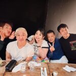 Naomi Watanabe Instagram - ニューヨーク出発前夜に 素敵な先輩方とのお食事会に行きました🤗✨ 息できないくらいワロタのですが、最後に松本さんから素敵なお言葉をいただきまして、それを胸に改めてニューヨークで頑張ろうと思いました😭💪 見て、緊張で顔引き攣ってるよ😂 ポーズも意味わかんないし😂 何度かお食事に行かせていただいておりますが、いっつも緊張で目がバキバキなのである😂ダウンタウンさんを前にするといつも思考が止まるよ😂にょんにょん🤗とか絶対言えないよ😂 フジモンさんはずっとお一人で喋ってる😂そして濱家さんは特技のマジックをやり始めて、とってもエンターテイメントが強めなお食事会でした😂✨💕 坂本さんはとにかく声が大きかったです😂😂😂 ちなみに、手フェチの私からしたら、濱家さんの手が理想の大きい手で、それに気づいてから正直マジックどころじゃなかったです😂😂え、、デカい🥺しか見てなかったですすみません🙇‍♀️ ありがとうございます🥺❤️ 10月ラスト、最高な夜でした😭🙏 私も先輩方のようなカッコいい人間になりたい😤 頑張るにょ💪