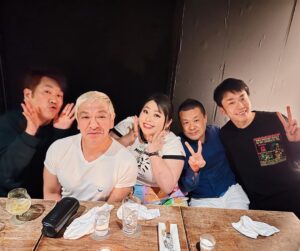Naomi Watanabe Instagram - ニューヨーク出発前夜に
素敵な先輩方とのお食事会に行きました🤗✨

息できないくらいワロタのですが、最後に松本さんから素敵なお言葉をいただきまして、それを胸に改めてニューヨークで頑張ろうと思いました😭💪

見て、緊張で顔引き攣ってるよ😂
ポーズも意味わかんないし😂
何度かお食事に行かせていただいておりますが、いっつも緊張で目がバキバキなのである😂ダウンタウンさんを前にするといつも思考が止まるよ😂にょんにょん🤗とか絶対言えないよ😂

フジモンさんはずっとお一人で喋ってる😂そして濱家さんは特技のマジックをやり始めて、とってもエンターテイメントが強めなお食事会でした😂✨💕
坂本さんはとにかく声が大きかったです😂😂😂

ちなみに、手フェチの私からしたら、濱家さんの手が理想の大きい手で、それに気づいてから正直マジックどころじゃなかったです😂😂え、、デカい🥺しか見てなかったですすみません🙇‍♀️

ありがとうございます🥺❤️
10月ラスト、最高な夜でした😭🙏

私も先輩方のようなカッコいい人間になりたい😤
頑張るにょ💪