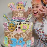 Naomi Watanabe Instagram - 34歳になりました♎️ 連日お祝いのお言葉やケーキなど沢山頂きまして…本当にありがとうございます🥺それが欲しくて日本帰って来たんじゃないかという噂(?)😂あと、いつが本当の誕生日？ってDM沢山来てた😂😂 今回の帰国で みんなからすげーパワー頂きました💸 34歳も焦らずしっかり駆け抜けて行きたいと思います💪✨ 最後の写真は、弟子達が奪って来た物資を漁る山賊のリーダーじゃないよ😂 昨日のYouTube生配信もありがとうございました🤗✨まだ見てない方は是非遊びに来てください💕吉村さんもありがとうございました😎(下ネタ多すぎ最低回👺) 毎年言うけど…今年こそは インスタ更新頑張りますぞよ😂💪 皆さま、こんなズボラわがまま人間ですがこれからも…どうぞよろしくお願いします🙇‍♀️