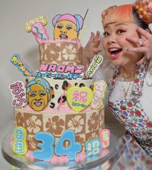 Naomi Watanabe Instagram - 34歳になりました♎️

連日お祝いのお言葉やケーキなど沢山頂きまして…本当にありがとうございます🥺それが欲しくて日本帰って来たんじゃないかという噂(?)😂あと、いつが本当の誕生日？ってDM沢山来てた😂😂

今回の帰国で
みんなからすげーパワー頂きました💸
34歳も焦らずしっかり駆け抜けて行きたいと思います💪✨

最後の写真は、弟子達が奪って来た物資を漁る山賊のリーダーじゃないよ😂

昨日のYouTube生配信もありがとうございました🤗✨まだ見てない方は是非遊びに来てください💕吉村さんもありがとうございました😎(下ネタ多すぎ最低回👺)

毎年言うけど…今年こそは
インスタ更新頑張りますぞよ😂💪
皆さま、こんなズボラわがまま人間ですがこれからも…どうぞよろしくお願いします🙇‍♀️
