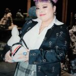 Naomi Watanabe Instagram - @thombrowne のショーに行きました😆 久々に生のエンタメにぶん殴られた🥲 お洋服も素晴らしいのはもちろんなんだけど、ショー自体が凄過ぎて言葉失った😂 音楽もまじやばいのである！ YouTubeで全部観れるけど一応私が撮ったものも短めに編集して載せておくね😇 謎に一部映像乱れてるけど気にしないで😂 終わりで @georgerootnyc とご飯😉 我々S62年世代も頑張るにょ🥰💪 卯年だからうさぎのバッグ🐰 全部大事に抱えててわらう 極悪の世代ではありません😂 私は身体的にジャケットやシャツは似合わないと思ってたんだけど、今回挑戦してみたら案外似合ってて、新たな自分と出会えたよ🥰❤️‍🔥挑戦の一歩って大事だね🥺🙏 異国での挑戦、まだまだ続きます😂 チャンネルはそのまま😂💪 ブチ進むぞ🥰🥰🥰 エンターテイメントっていいよな👺 HAIR @nerohair styling @cc_looo お洋服全て　@thombrowne です❤️‍🔥 指のジュエリーは全て私物です😂ゴリゴリマダムw あと棒人間小学生の時から大好きだから、運命ジャケットw #NYFW